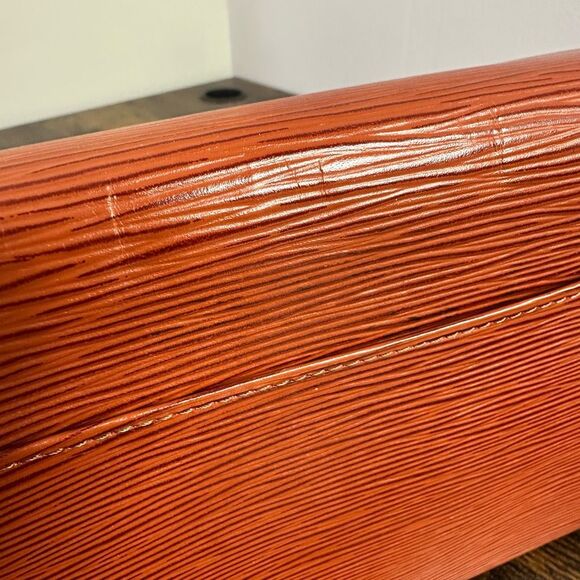 Louis Vuitton Brown Epi Leather Art Deco Clutch Bag - Picture 9 of 16